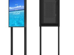 Display da pavimento da 65" con elevata luminosità da 2500 nit, rivolti verso la finestra